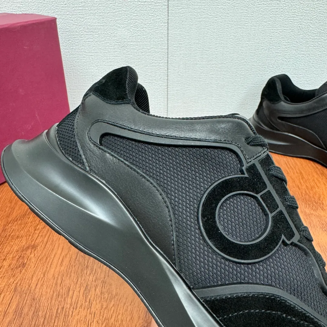 [Ferragamo] Top P: 720💰 Size: 39~44 (38 45 custom-made, non-returnable) Ferragam/Ferragamo Cancini buckle men's low-top casual shoes Spring and summer official website synchronized new thick-soled versatile sports shoes for men This urban-style casual shoe boldly combines a variety of fabrics, cleverly using high-tech mesh fabrics and smooth leather to create a unique high-end look, with side dropouts Cancini buckle, padded collar and tongue, and eye-catching lightweight rubber sole make the design even more sophisticated! The perfect blend of style and comfort. , the shoe body is outlined with exquisite lines, embellished with iconic elements, and equipped with comfortable sole technology to boost your pace. Whether you are walking on the street or exercising, you can show your extraordinary charm. Item number: F688525 Black.